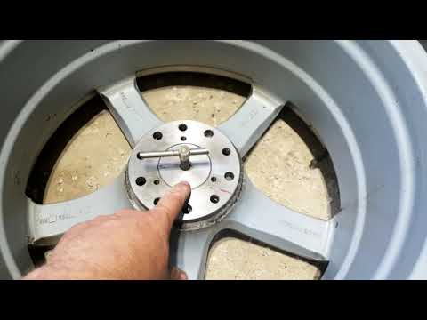 Видео: Как расточить центральное отверстие колёсного диска в гараже
