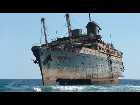 Видео: Корабль призрак прибило к берегу. Что там нашли?