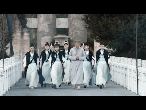 Видео: Изгнанный из храма Шаолинь маленький монах на самом деле был лидером альянса боевых искусств.