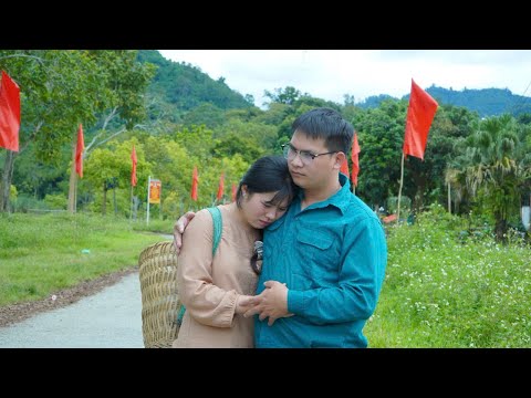 Видео: Добрый полицейский снова находит деревенскую девушку после долгих лет разлуки