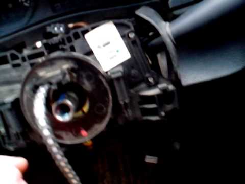 Видео: Ремонт водительской подушки безопасности на Рено Логан