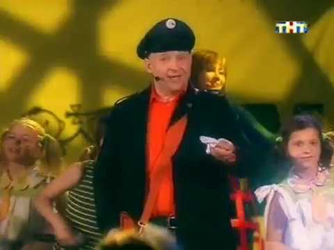 Видео: Почтальон дядя Саша и "Волшебники двора" - Песня Почтальона (детская песня, Лужники, 2010)