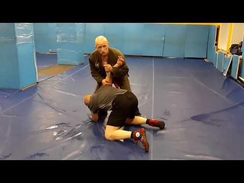 Видео: От угрозы ножом.  Отработка принципов.