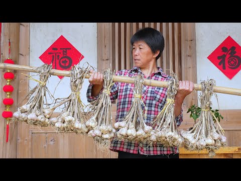 Видео: В поле длинные ряды чеснока, и бабушка делает цветы из чесночной кожуры.