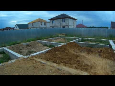 Видео: МПС Алматы. Засыпка грунта вручную внутри фундамента. 27.06.2017.