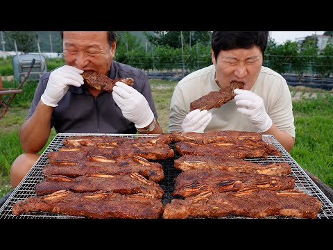 Видео: Короткие ребрышки из маринованной говядины на гриле - кулинарное шоу Мукбанг