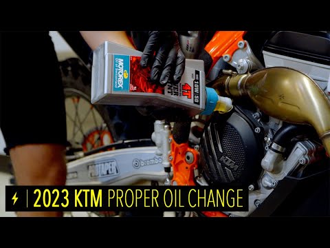 Видео: Пошаговая замена масла на НОВОМ KTM! | Технический совет Денниса Кирка