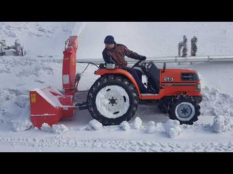 Видео: Шнекоротор Снег-1250 и Kubota GT-5. Уборка сперсованного снега и льда