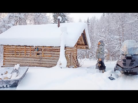 Видео: ДАВНО ЗДЕСЬ НЕ БЫЛ / ПОСЛЕ ВИЗИТА МЕДВЕДЯ БУДУ МЕНЯТЬ ОКНО В ИЗБУШКЕ / ОДИН ДЕНЬ В ТАЙГЕ.