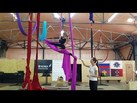 Видео: Aerial silks воздушные полотна