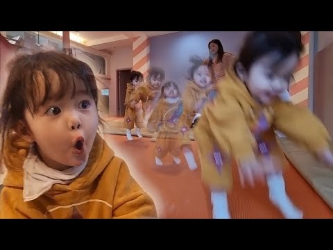 Видео: [SUB] Разговорчивый корейский ребенок отправляется на просторную детскую виллу с бассейном! 😲