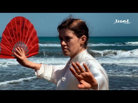 Видео: Тайцзи-цюань с веером. Короткая форма