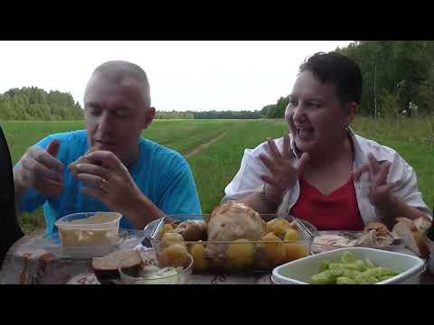 Видео: MUKBANG RUSSIA|ДИЧЬ НА ПРИРОДЕ|КУРИЦА  В РУКАВЕ С ГРИБАМИ И КАРТОШКОЙ|МАЛОСОЛЬНЫЕ ОГУРЦЫ и БОРЖОМИ