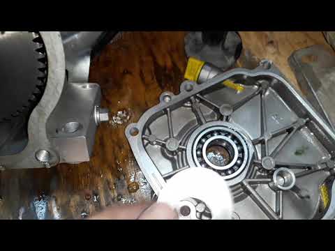 Видео: Осевой люфт коленвала снегоуборщика HomeGarden PNG61(часть 2)