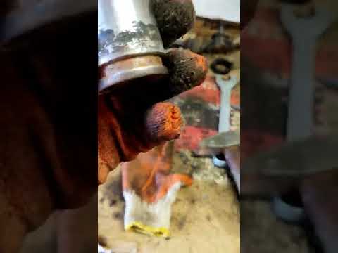 Видео: Замена ремкомплекта заднего суппорта с ручником в фольксваген т4