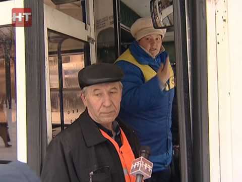 Видео: Снегопад парализовал движение в Великом Новгороде