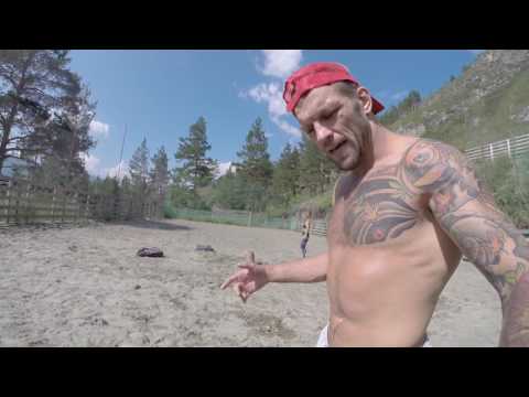 Видео: Тренировка с сэндбэгом от Андрея Басынина на улице. Sandbag workout