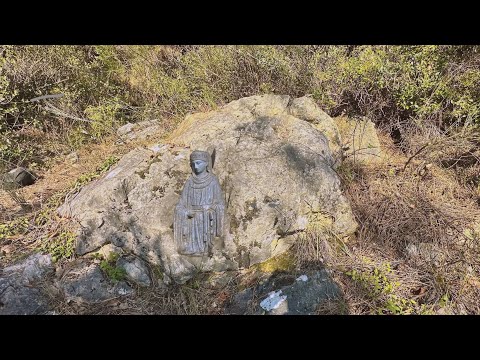 Видео: Прекрасные алмазы и сокровища, найденные под камнями на вершине...