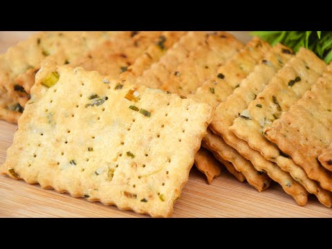 Видео: ХРУСТЯЩИЕ ПРОСТЫЕ КРЕКЕРЫ! Крекеры с ЗЕЛЕНЫМ ЛУКОМ!