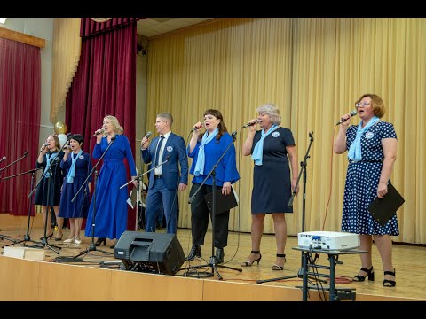 Видео: Выступление учителей школы_Живем и летаем