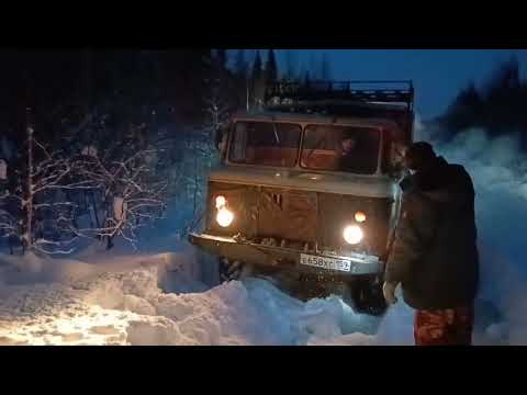 Видео: Два Газ 66 пробиваются по наледи.