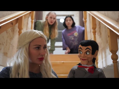 Видео: Жуткая и реально живая кукла Слэппи Чревовещатель! Няня- Инопланетянка что-то скрывает!