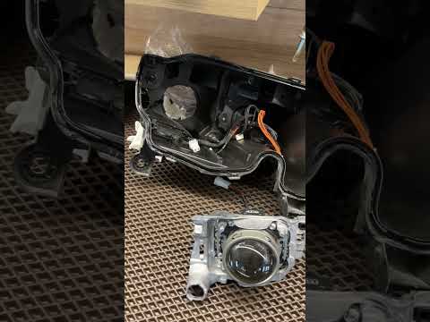 Видео: Jeep Grand Cherokee в кузове WK2 рестайлинг замена ксеноновых линз на MTF Cyberlight 3"