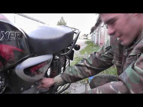 Видео: Натягиваем цепь Баджаж Боксер BM150X. Смазка и чистка цепи Badjaj Boxer