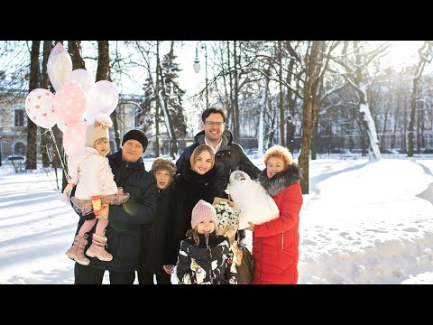 Видео: Самая нежная выписка из роддома. Встреча 4 малыша!