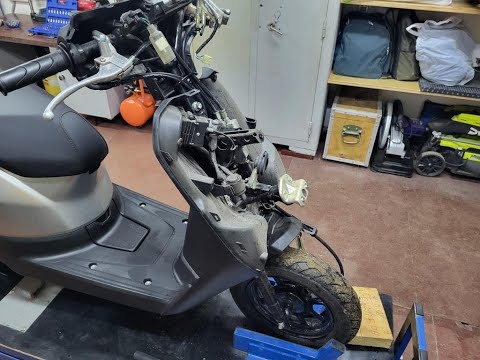 Видео: обслуживание переднего тормоза и замена масла в перьях  вилки Yamaha JOG AY 01