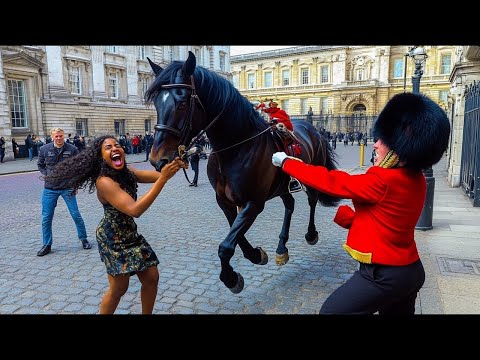 Видео: Лошади Гвардейцев БРОСАЮТСЯ на ТУРИСТОВ