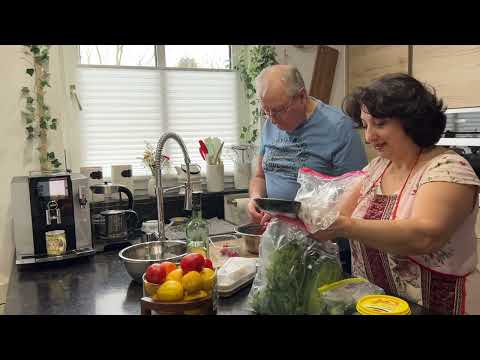Видео: Аристократка и Колхозник сегодня в нашей столовой Макароны в соусе, Салат и Компот | Элина ❤️