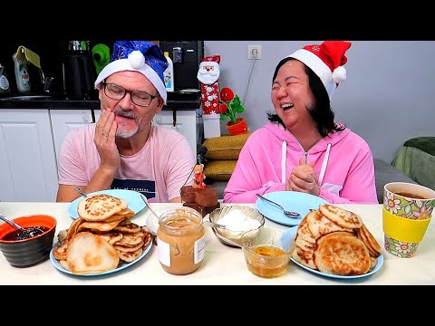 Видео: МУКБАНГ ОЛАДУШКИ СО СМЕТАНКОЙ, А ТАКЖЕ ВАРЕНЬЕ И АРАХИСОВАЯ ПАСТА