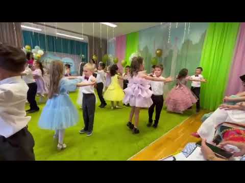 Видео: Танец Маленькая страна 🏰 Группа «Рыбка»🐠