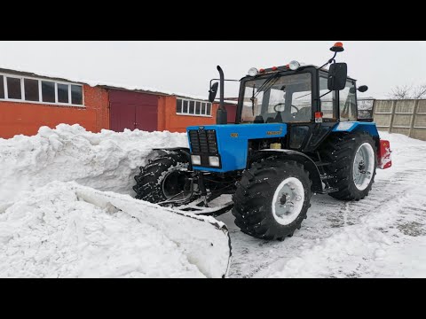 Видео: ТРАКТОР БЕЛАРУС  МТЗ-82.1.ПРИШЛА ЗИМА НАКРЫЛА ЧЕРНАЯ МЕТЕЛЬ. УБОРКА СНЕГА.