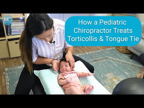Видео: Малышу делают коррекцию шеи при кривошее и помогают с короткой уздечкой языка (как выполнять упра...