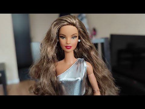 Видео: Обзор на Holiday Barbie 2022