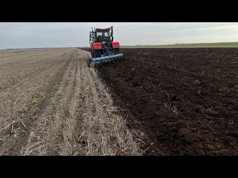 Видео: Кировец пашет. Пахота к735 плуг плн 8 40.