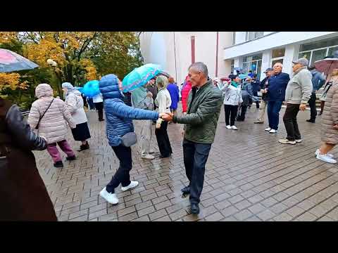 Видео: 12.10.25г... "Белая Берёза, Алый Клён"... звучит на Танцполе в Гомельском парке... 
