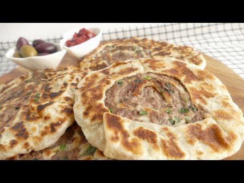 Видео: Вкуснейшие слоеные лепешки с мясом на сковородке из готового слоеного теста! За считанные минуты!
