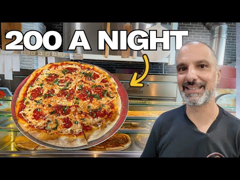 Видео: Почему в этой крошечной пиццерии каждую пятницу вечером работают 15 человек 🍕🔥