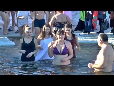Видео: Крещенские купания  19 января 19 January Icy cold bath 19 जनवरी को बर्फ के छेद में तैरता हुआ एपिफनी