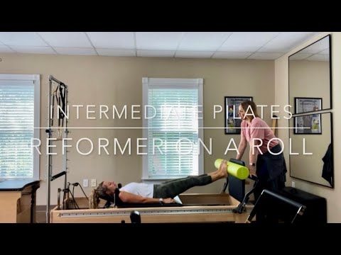 Видео: 47-минутная тренировка пилатеса среднего уровня на реформере с пенным роликом