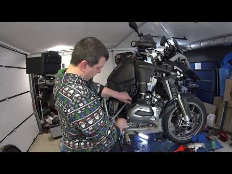 Видео: R1200GS LC Большое ТО. Часть 2. Замена масла, обслуживание кардана, проверка зазоров клапанов и, т.д