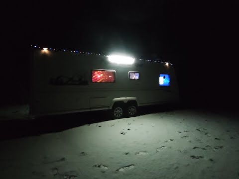 Видео: 50 ч.  Жизнь в караване у моря в -10.