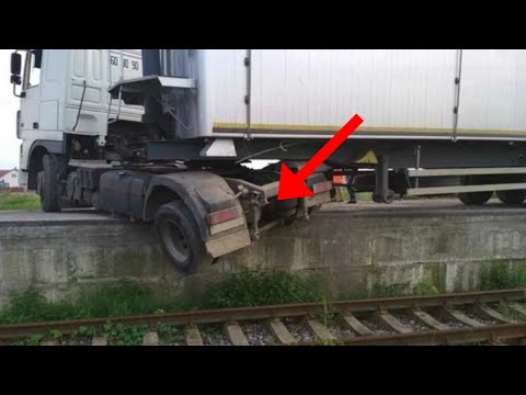 Видео: Неудачные и необычные случаи на дороге с дальнобойщиками и грузовиками №10