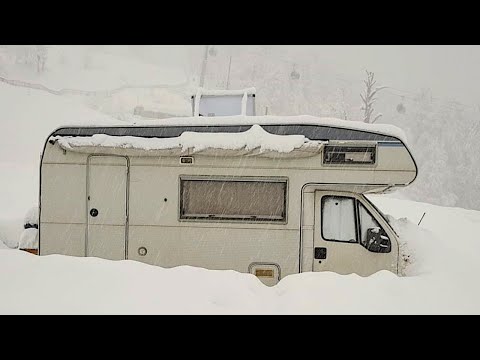 Видео: КАК ЖИВЕТСЯ ЗИМОЙ В АВТОДОМЕ с солнечными парусами