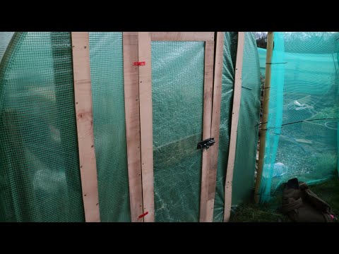 Видео: Как построить дверь из полиэтиленового туннеля. Установка двери в полиэтиленовый туннель. Садовод...