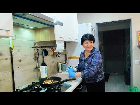 Видео: Решила побаловать/ на завтрак оладушки со сметаной 😋