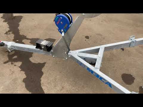 Видео: Сравнение лодочных прицепов МЗСА